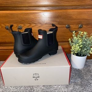 Women’s matte black ankle Hunter rain boots size 6